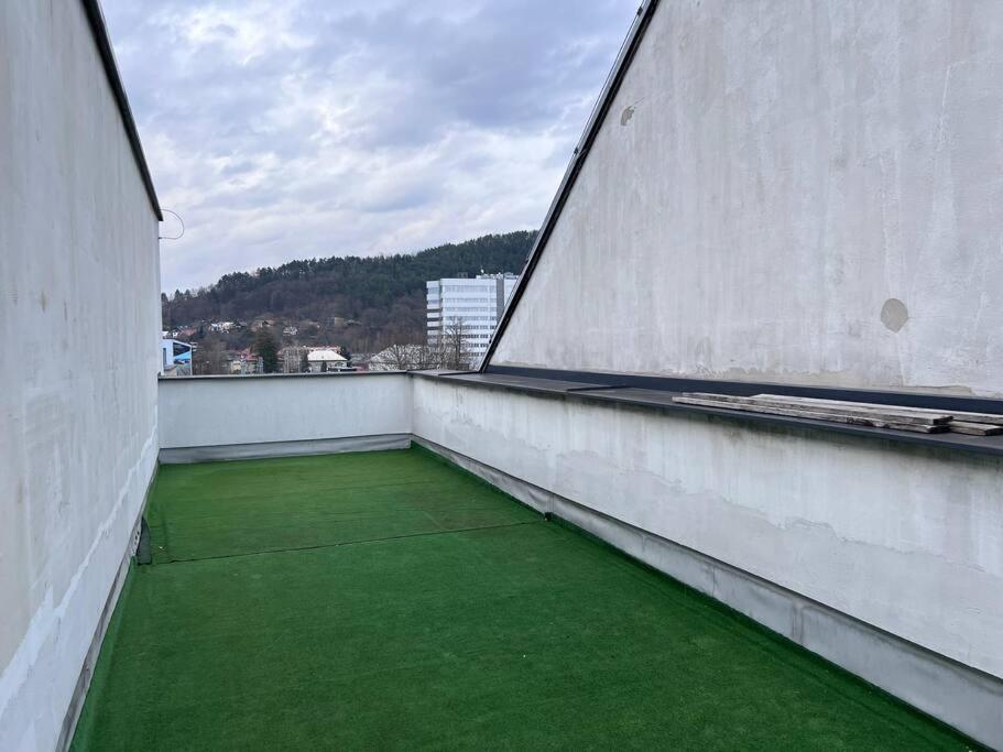 City Center Apartment With Nice Balcony Zilina Bagian luar foto