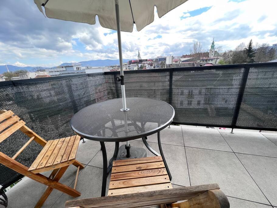 City Center Apartment With Nice Balcony Zilina Bagian luar foto